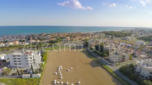 海岸线上豪华别墅的空中拍摄蓝天晴天避暑胜地视频的预览图