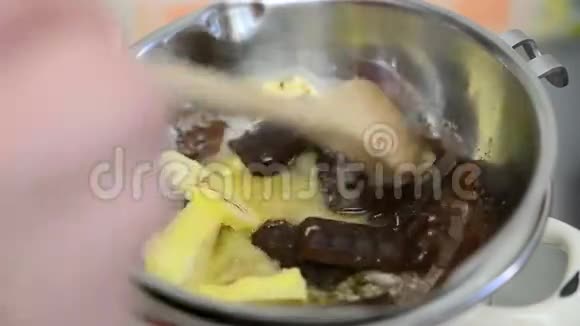 女人把巧克力和黄油混合在贝恩玛丽锅里视频的预览图