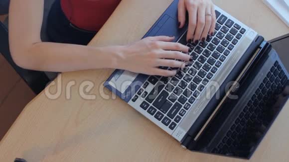 顶级商务女性办公桌上有笔记本电脑视频的预览图