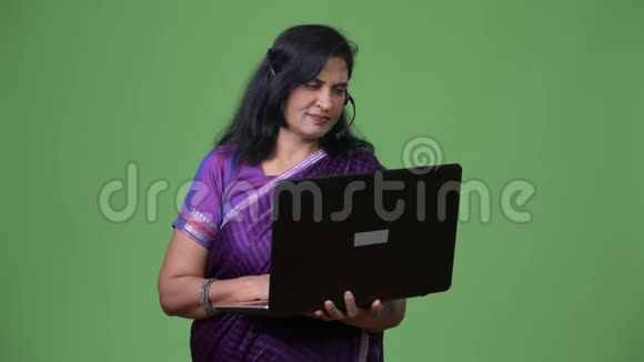 成熟快乐美丽的印度女人使用笔记本电脑呼叫中心代表视频的预览图