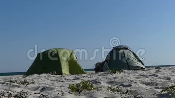 日落时分两顶帐篷在黑海的沙滩上视频的预览图