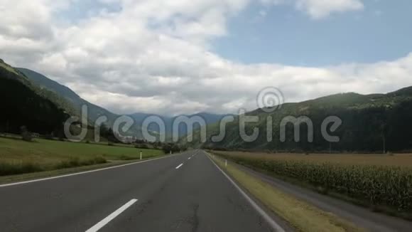 团体摩托车手旅行者在奥地利美丽的风景山路上骑行视频的预览图