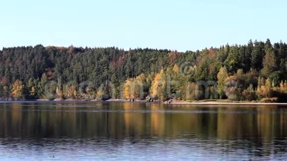 捷克共和国Rimov大坝上五颜六色的秋叶视频的预览图