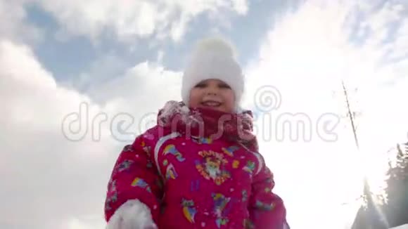 小女孩扔雪视频的预览图
