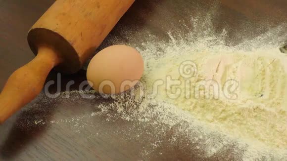 鸡蛋掉进面粉堆里视频的预览图