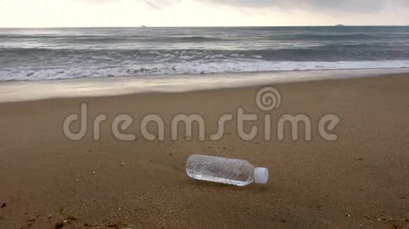 带塑料瓶的沙滩视频的预览图