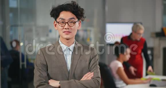 戴眼镜的亚洲年轻人画像视频的预览图
