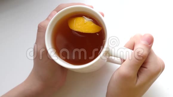 杯中放香柠檬片杯中放香茶视频的预览图