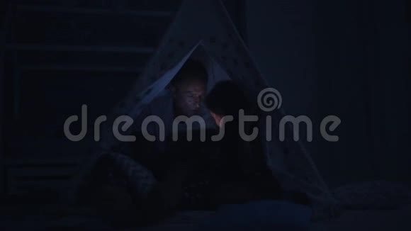 一个可爱的小女孩在自己做的帐篷里休息视频的预览图