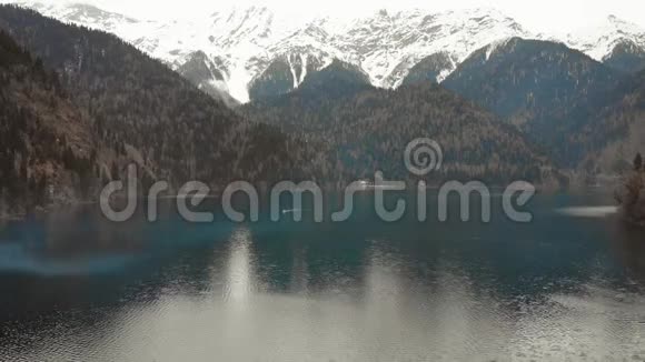 鸟瞰雄伟的山湖里萨阿布哈兹视频的预览图