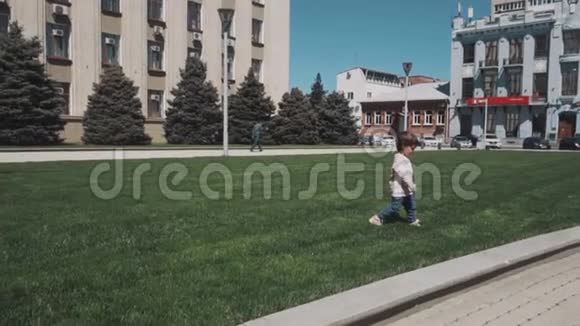 两个快乐的孩子在夏季公园跑步视频的预览图