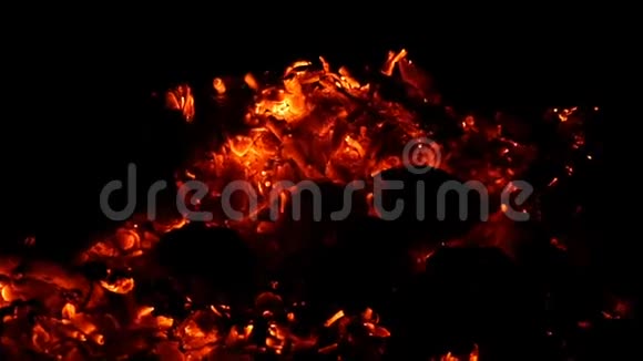 一股褪色的火焰和红色的炭火在斯洛文尼亚的夜晚的海岸上视频的预览图