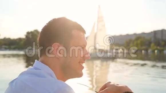 一个在游艇背景下谈话的男人视频的预览图