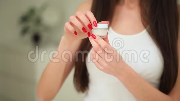 皮肤护理女人用保湿霜滋润肌肤视频的预览图