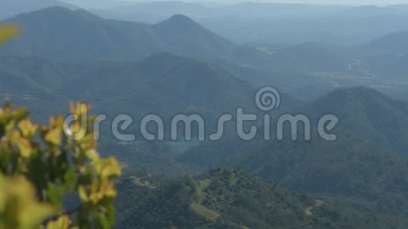 令人惊叹的青山景色自然环境旅游目的地视频的预览图