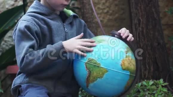 孩子玩地球仪视频的预览图
