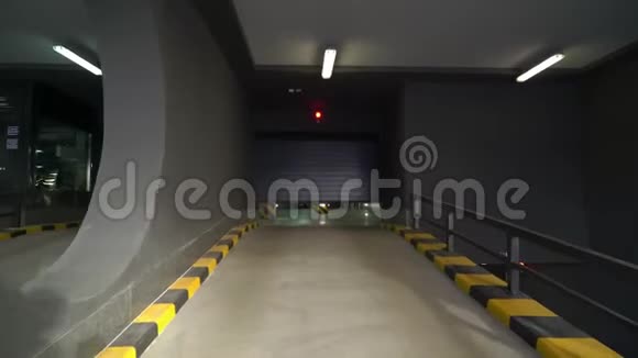 空的地下停车库视频的预览图