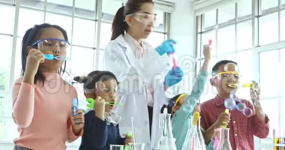 老师和学生在实验室吹泡泡视频的预览图
