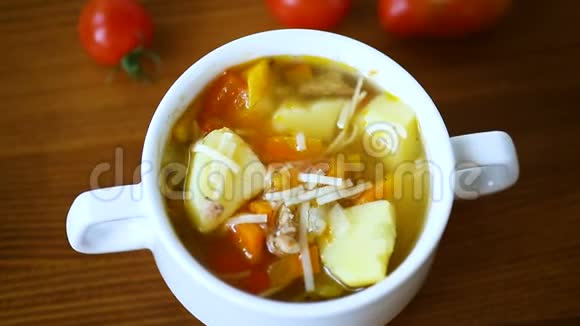 盘子里放有面条西红柿辣椒和其他蔬菜的蔬菜汤视频的预览图