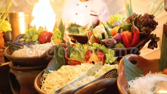 面角自助餐与厨师视频的预览图