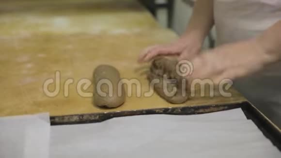 为面包师准备生黑麦面包食品概念女人用生黑麦做面包视频的预览图