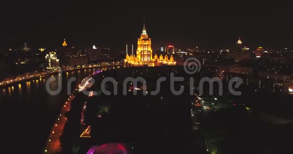夜间鸟瞰图莫斯科市从上面看城市灯光夜晚全景拍摄于春天夏季4K视频的预览图