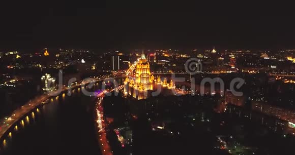 夜间鸟瞰图莫斯科市从上面看城市灯光夜晚全景拍摄于春天夏季视频的预览图