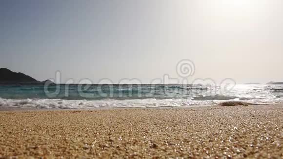 沙滩大海沙滩海浪热带海滩蓝天云朵海景和美丽的海滩天堂视频的预览图