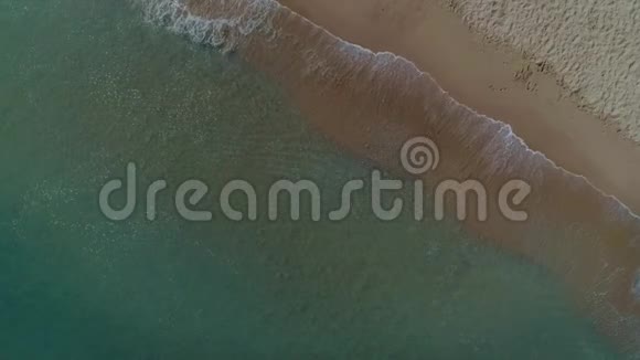 海边无人驾驶飞机观看海岸线海浪撞击视频的预览图