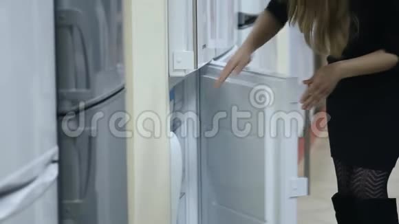 女人选择冰箱超市视频的预览图