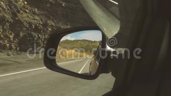 一条蜿蜒的山路的镜子里的倒影视频的预览图