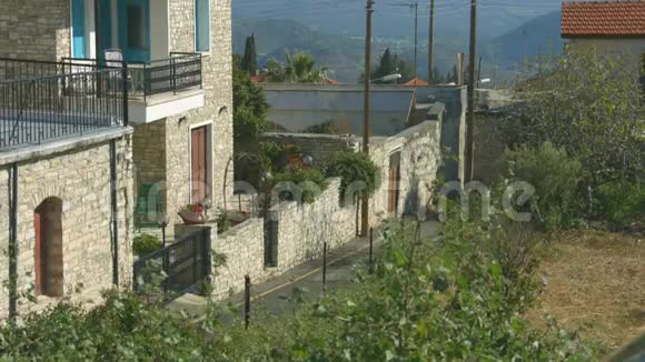 别墅的垂直全景小山村的街道旅游度假视频的预览图