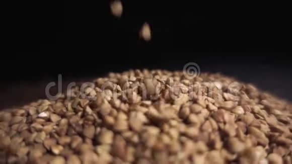荞麦地被倒进一堆荞麦里视频的预览图