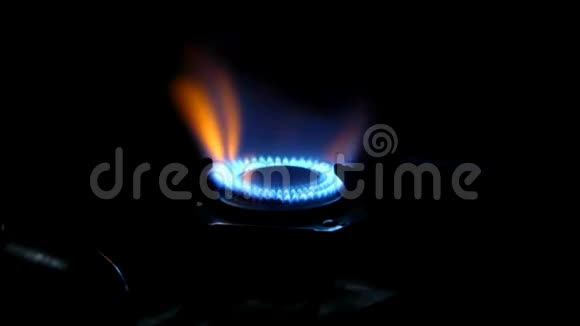 夜晚煤气炉上蓝色火焰的舌头视频的预览图