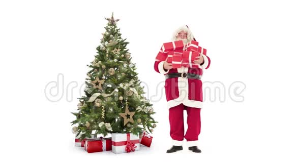 装饰圣诞树的灯和圣诞老人手里拿着带有文字空间的礼品盒放置徽标或复制视频的预览图