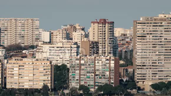 西班牙阿利坎特多层房屋的城市景观视频的预览图