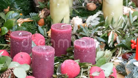 许多大的多色圣诞蜡蜡烛站在冬青和云杉圣诞节的精神和新的视频的预览图