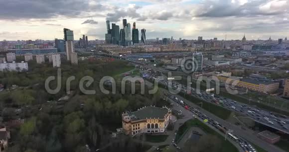 莫斯科摩天大楼空中飞行超高清4K视频的预览图