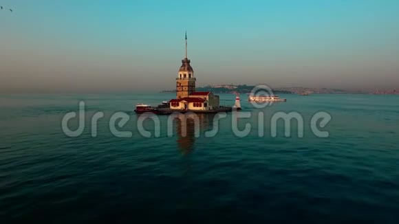 少女从土耳其伊斯坦布尔的天空中塔视频的预览图