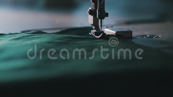 缝纫机上的裁缝视频的预览图