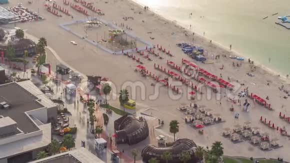 海滨景观Jumeirah海滩住宅JBR天际线空中时光带游艇和船只视频的预览图
