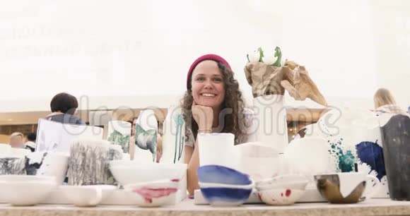 白色陶瓷器皿的配置视频的预览图