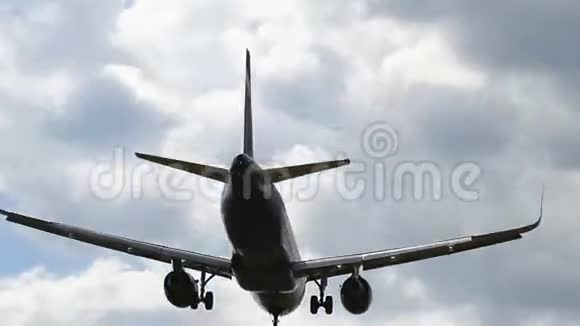 飞机到达机场后景视频的预览图