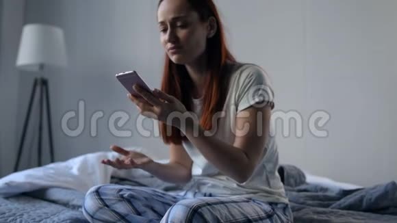 沮丧的女人在卧室里哭视频的预览图