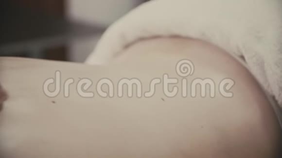 温泉沙龙中女性背部按摩技术视频的预览图