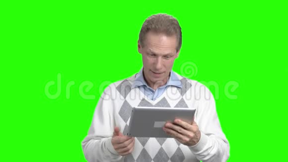 成熟的男人通过互联网交流视频的预览图
