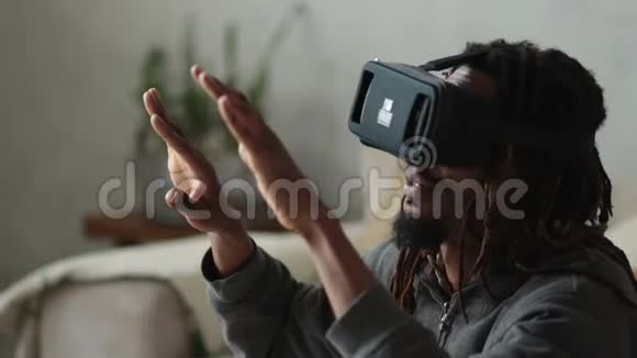 带虚拟现实耳机的人在玩电子游戏视频的预览图