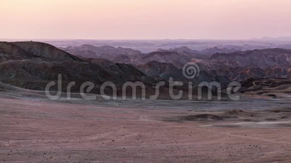 在贫瘠的山谷和峡谷上的全景被称为月亮景观纳米布沙漠纳米布诺克洛夫特国家公园旅行目的地视频的预览图