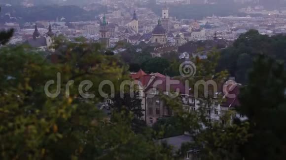 老城利沃夫从高处傍晚对古拖的全景视频的预览图