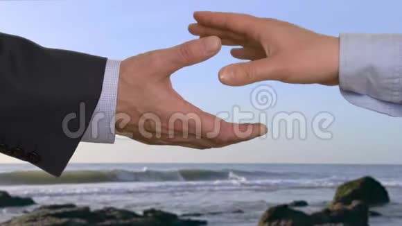 女性手中的男性手中的海浪背景特写视频的预览图
